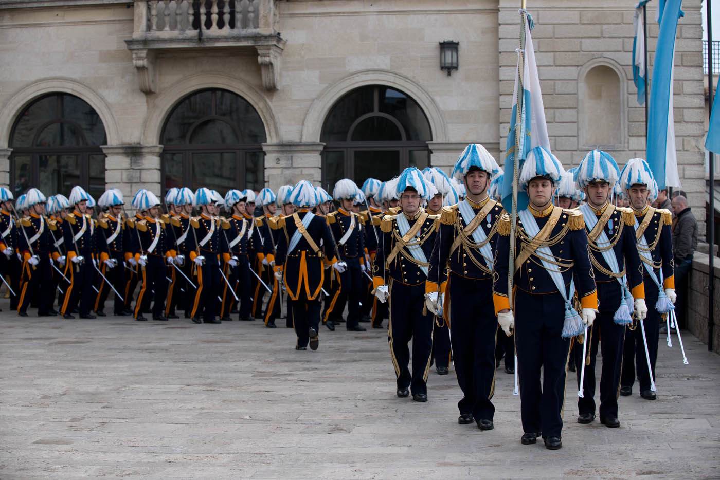el cambio de guardia Plaza de la Libertad
