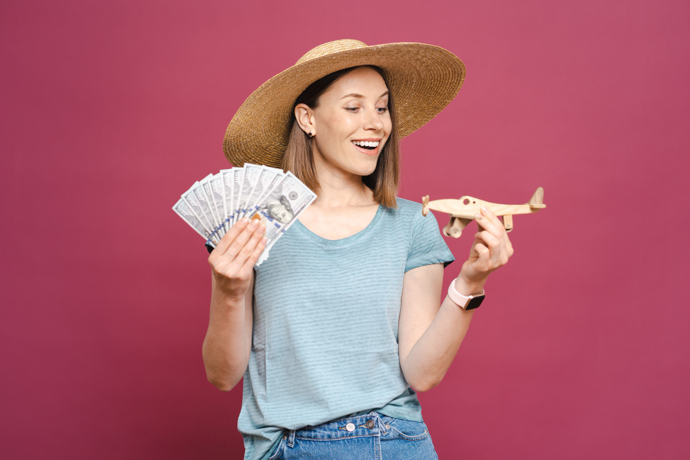 Mujer sosteniendo dolar turista