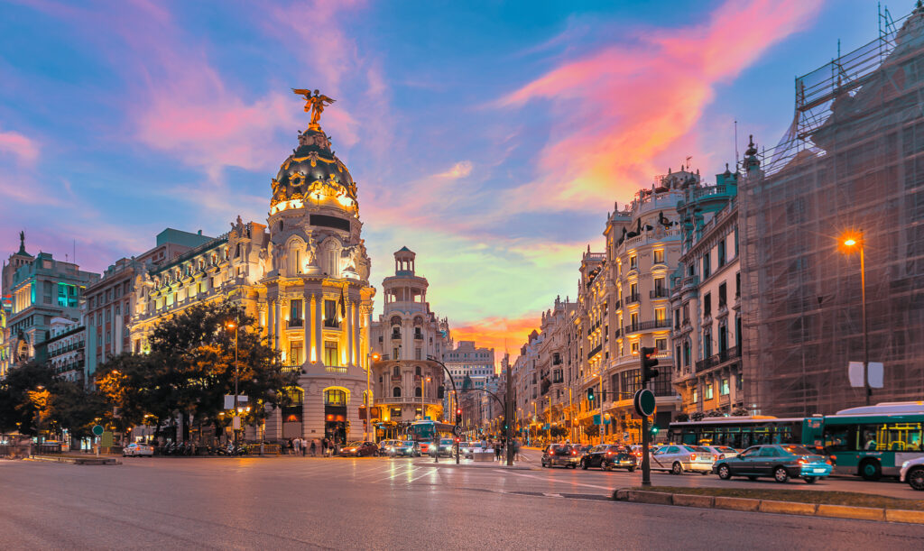 Horizonte de la ciudad de Madrid, calle Gran Vía al atardecer, España