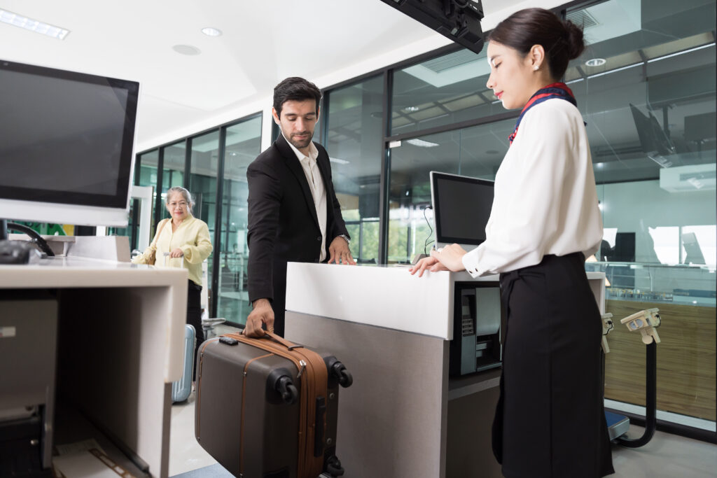 pasajero despachando maleta en el checkin con la tranquilidad de contar con una asistencia al viajero con seguro de equipaje