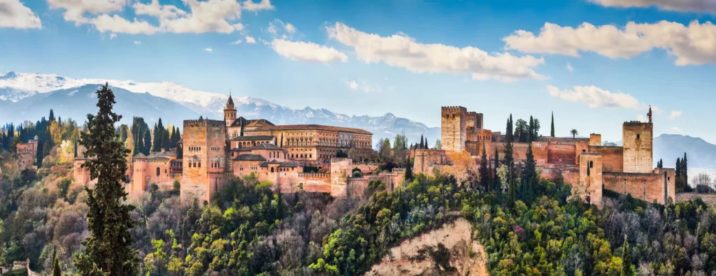 Vista panorámica de la famosa Alhambra de Granada, Andalucía, España