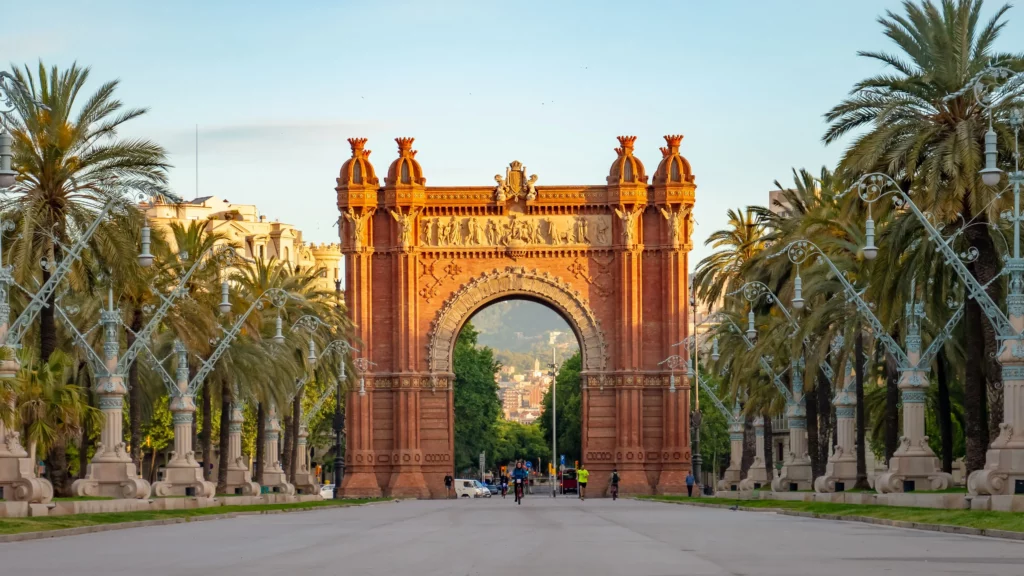 El Arco del Triunfo, un arco triunfal situado en la ciudad de Barcelona, en Cataluña, España