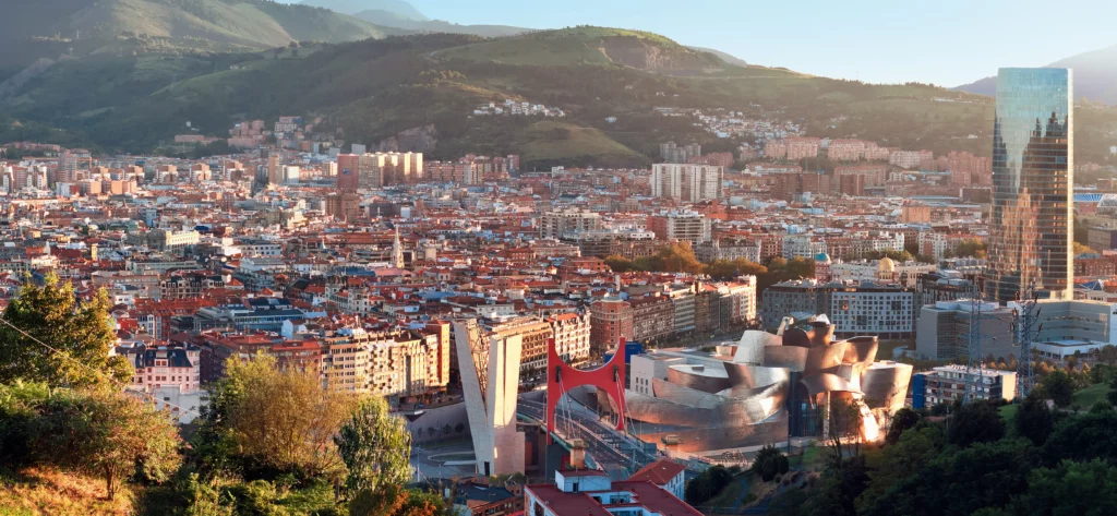 ciudad Bilbao, España, con el el Museo Guggenheim