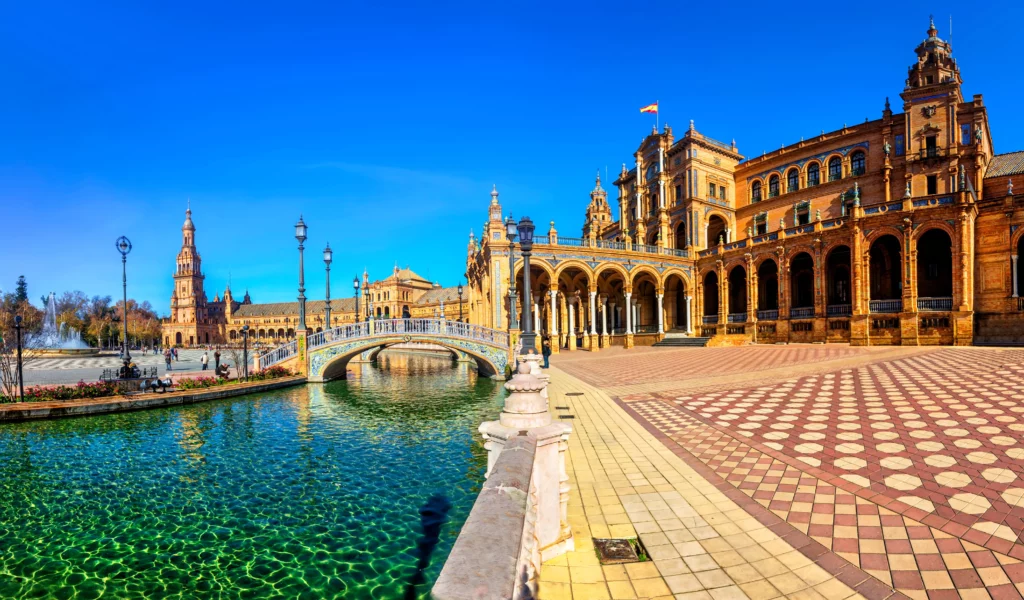 La Plaza de España en un día soleado. Sevilla, Andalucía, sur de España.