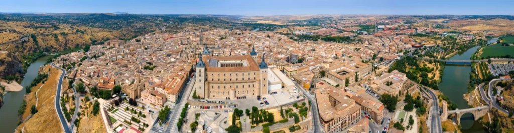 vista aerea de toledo con la fortaleza Alcazar y el rio tagus