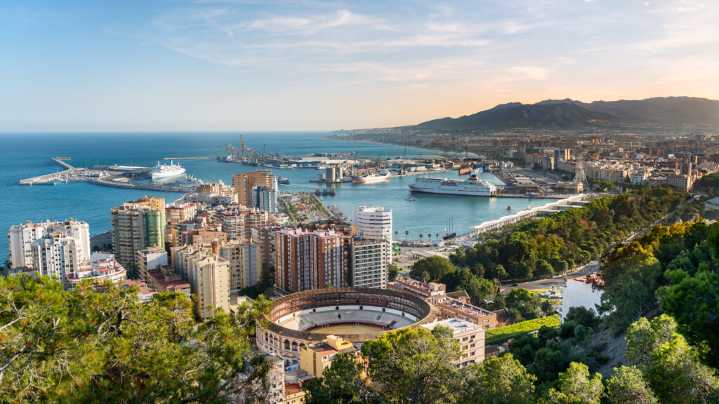 Vista panorámica aérea de la ciudad de Málaga, Andalucía, España, en un hermoso día de verano.