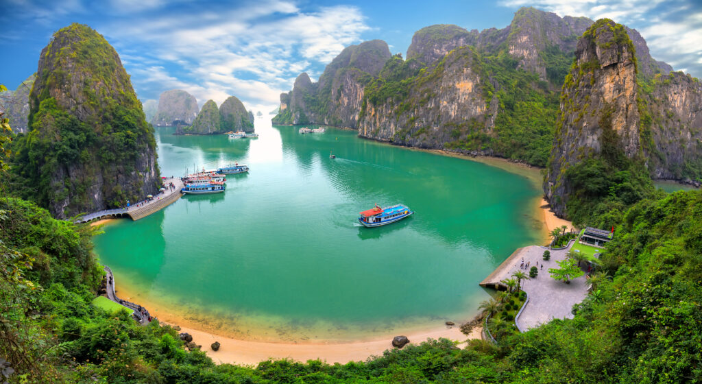 Hermosa vista panorámica de la bahía de Ha Long desde lo alto de la isla Bo Hon. La bahía de Ha Long es Patrimonio de la Humanidad de la UNESCO y una maravillosa belleza natural del norte de Vietnam.