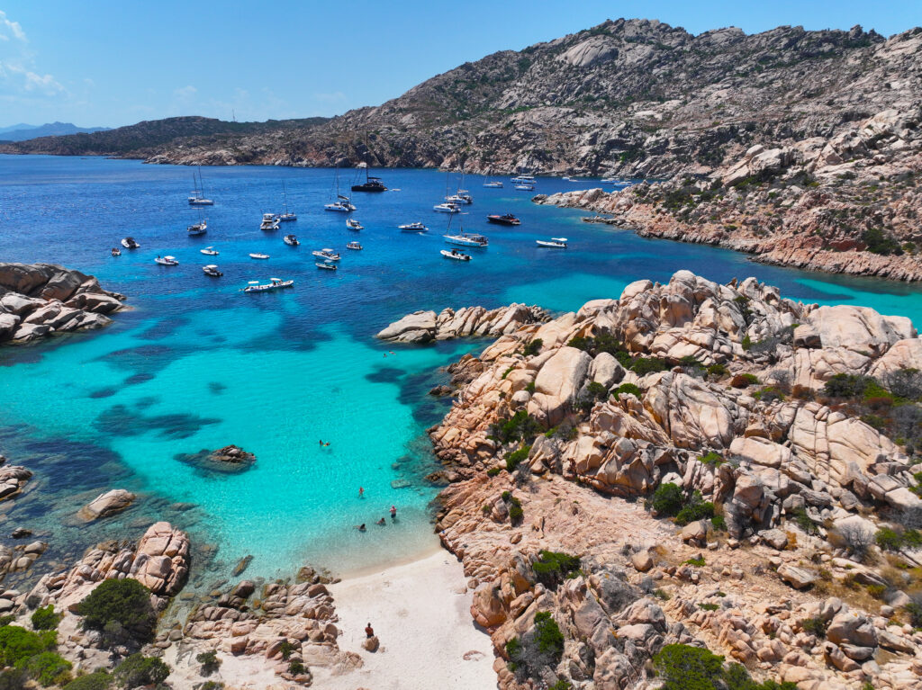 Isla de Caprera. Cala Coticcio. Cerdeña, Italia. Playas de Cerdeña. Colores y vistas increíbles. Vista desde un dron. Vista aérea. Vista de Cerdeña desde un dron. Fotografía de alta resolución.