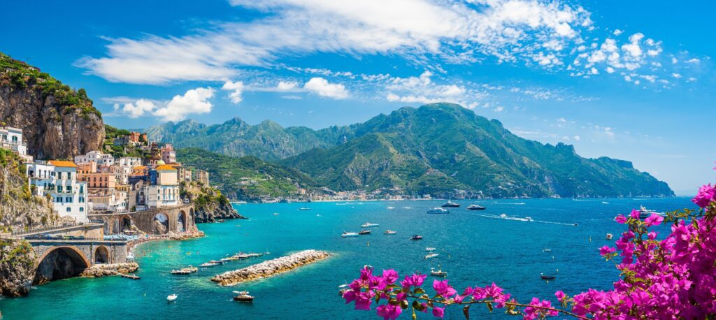 Paisaje con el pueblo de Atrani en la famosa Costa Amalfitana, Italia.
