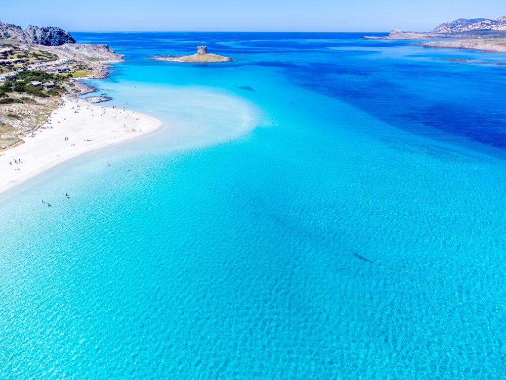 La mundialmente famosa playa de La Pelosa, en Stintino, vista desde arriba.