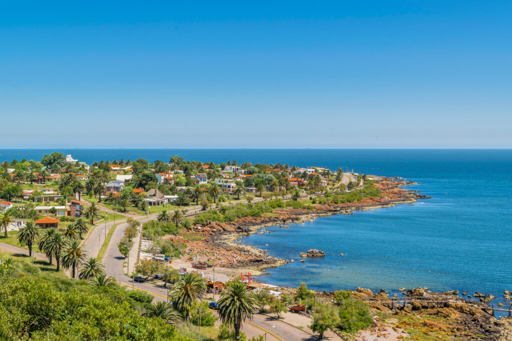 Vista aérea del paisaje de Punta Colorada, un balneario situado en Maldonado, Uruguay.