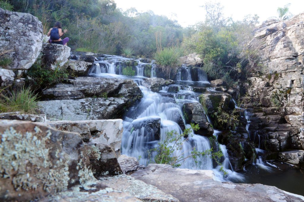 Pequeñas cascadas que fluyen entre la vegetación del Parque Nacional Quebrada de los Cuervos en Trenta y Tres, Uruguay