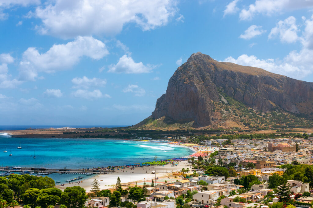 Hermosa vista panorámica de la localidad italiana y la laguna esmeralda de San Vito Lo Capo, Sicilia.