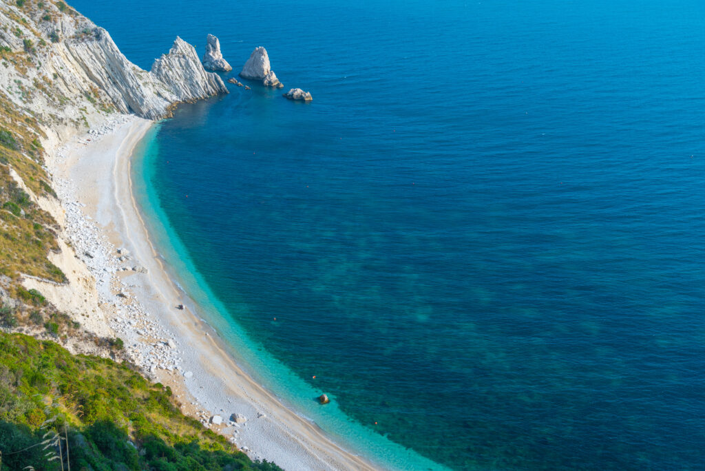 Playa Spiaggia delle Due Sorelle en el parque natural Monte Conero en Italia