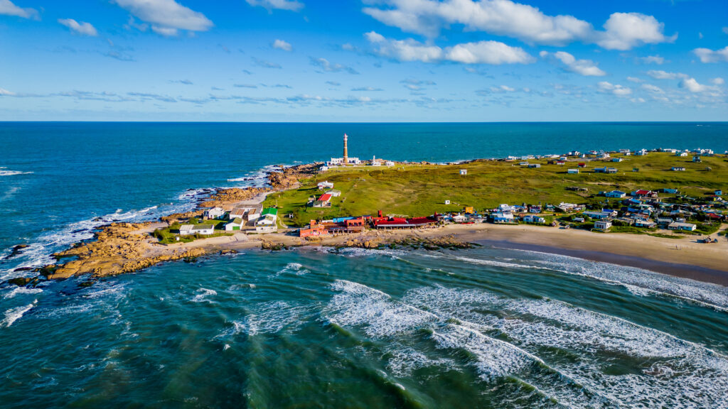 Vista aérea con dron de la playa y la costa de Cabo Polonio, destino turístico uruguayo.