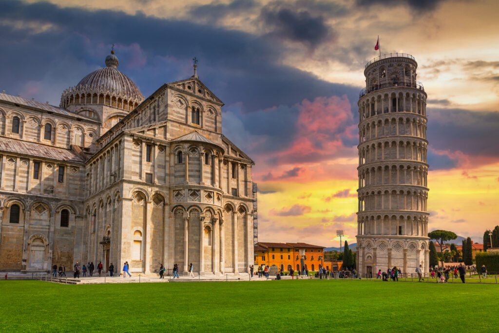 La catedral y la Torre Inclinada de Pisa al atardecer, el monumento más emblemático de Italia.