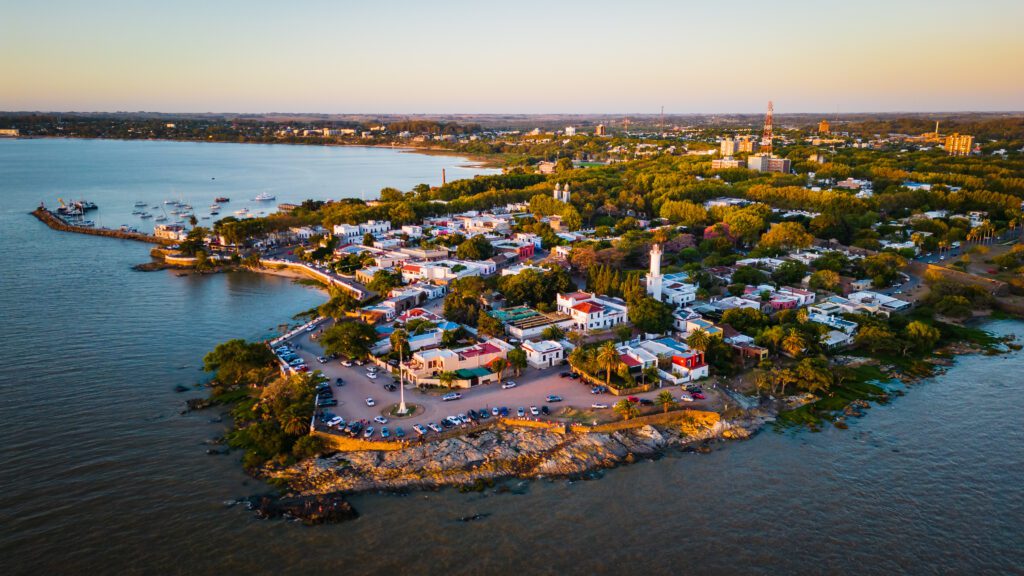 Vista aérea del faro del casco antiguo de Colonia del Sacramento al amanecer, en Uruguay.