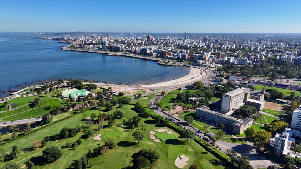 Perfil urbano de Montevideo en Maldonado, Uruguay. Paisaje de ciudad costera. Paisaje marino natural. Destino turístico. Perfil urbano de Montevideo en Maldonado, Uruguay. Edificios de gran altura.