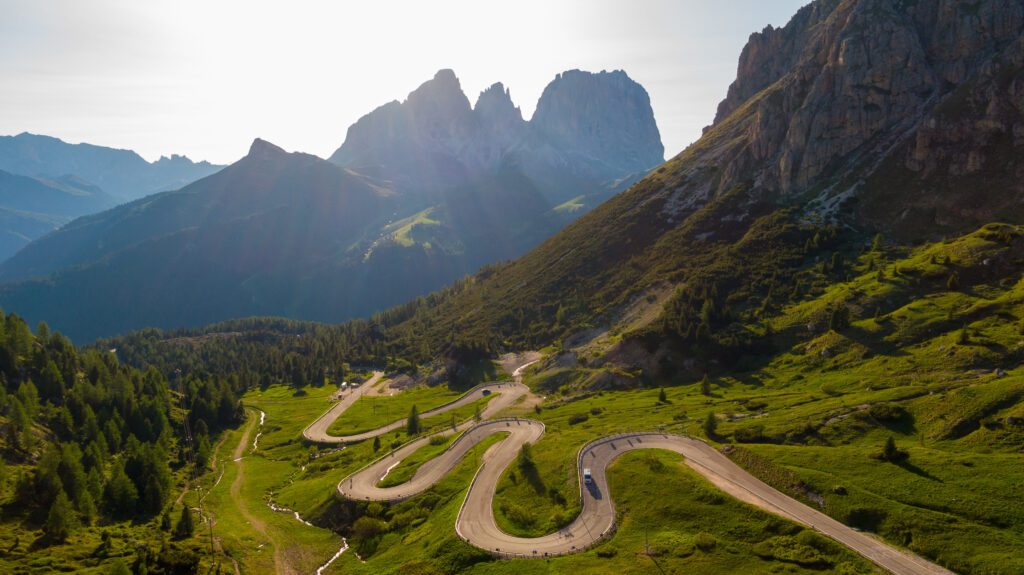 Vista aérea durante la hora dorada de un pueblo en el paso de montaña Pordoi, en los Dolomitas (Italia).