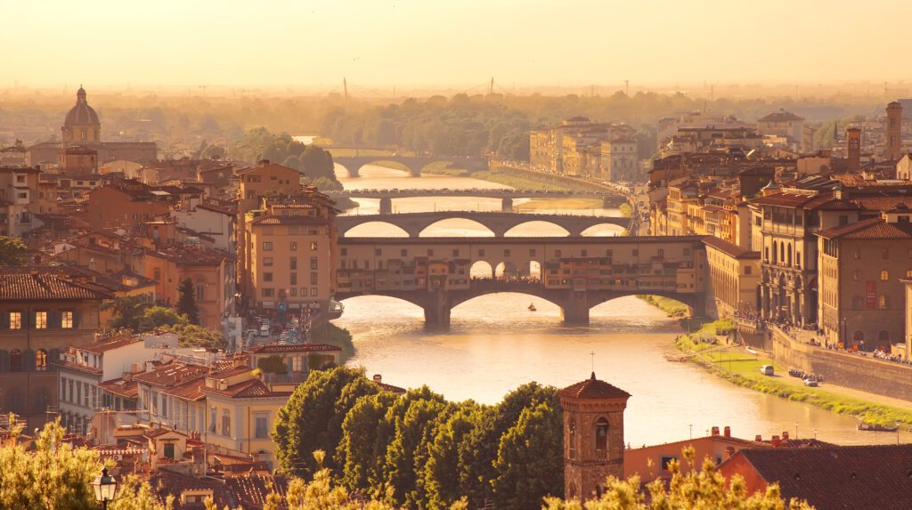 Hermosa vista del puente Ponte Vecchio en Florencia, Italia.