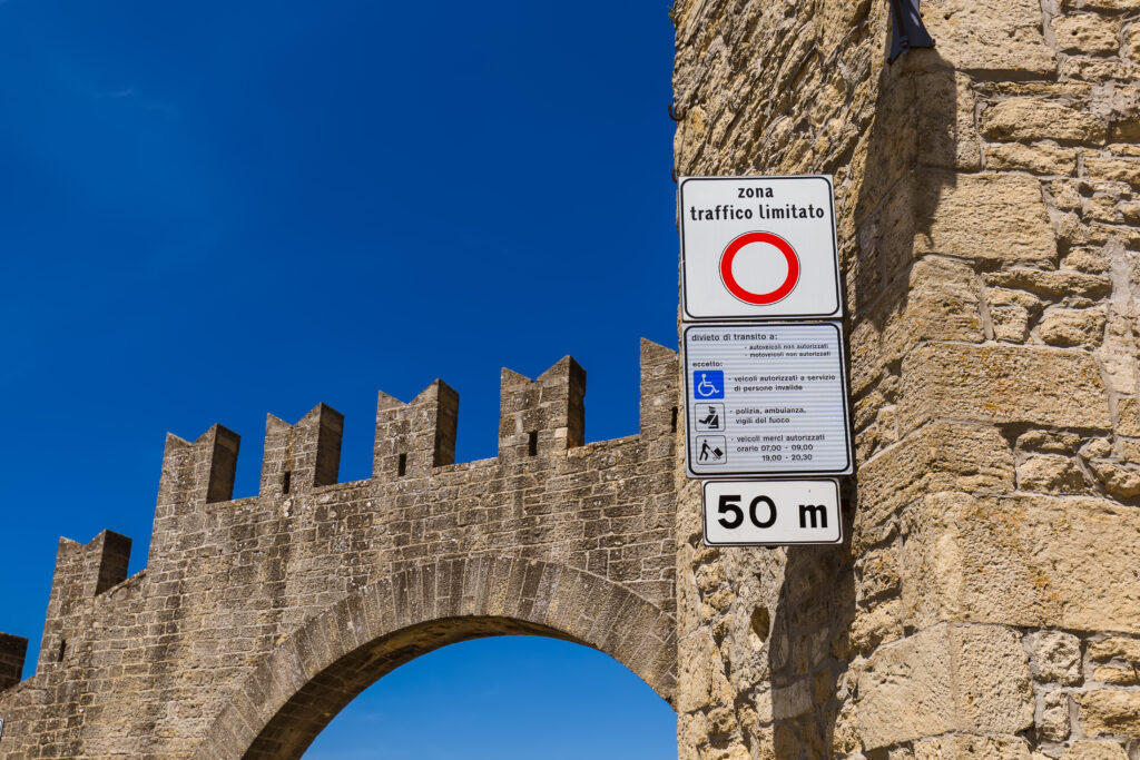 Señal de zona taffico limitato en San Marino Italia