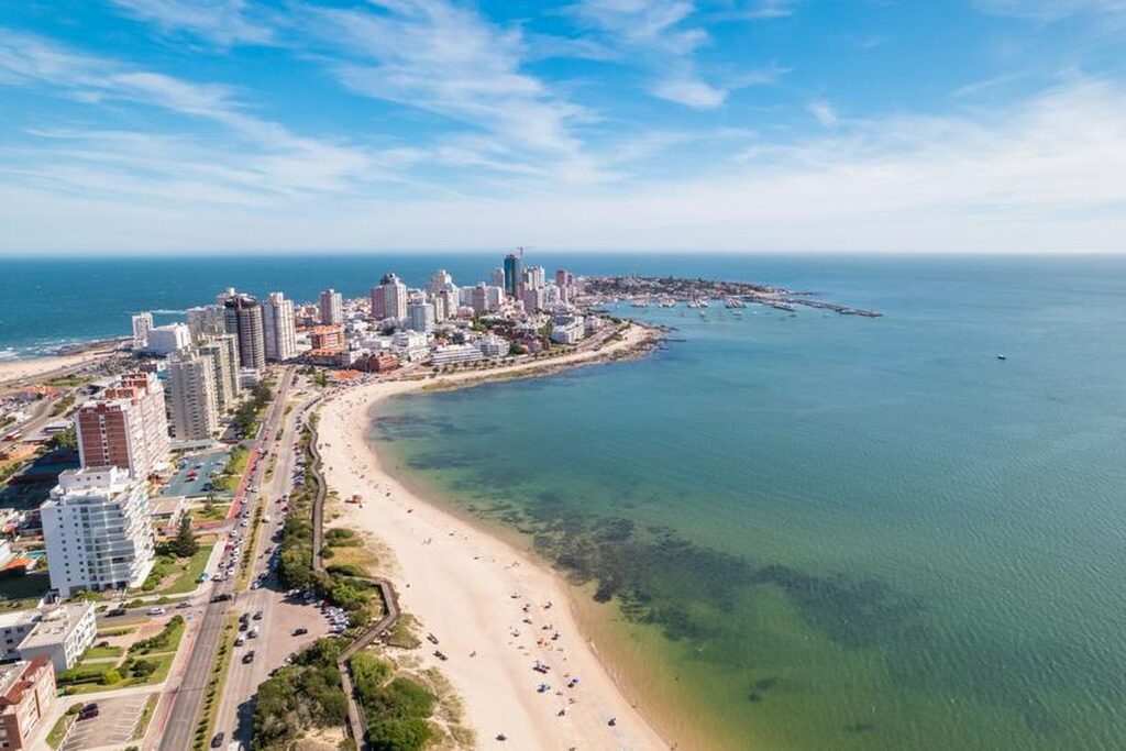 Vista aérea de la costa de Punta del Este. (Mejores playas de Uruguay)