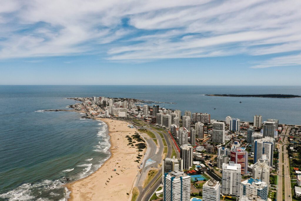 Vista de drones de la playa de punta del este brava