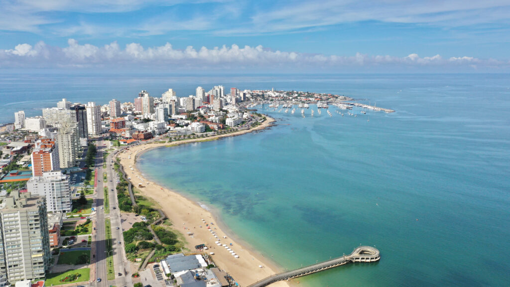 Vista aérea de la playa de Punta del Este Playa Mansa con modernos edificios y barcos. Punta del Este, Estado Maldonado, Uruguay