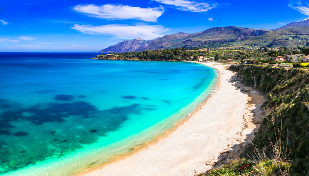 Playa desierta de aspecto tropical en Scopello, Sicilia. Aguas turquesas cristalinas y arena blanca en la Reserva Natural de Zingaro, Italia. Sin gente.