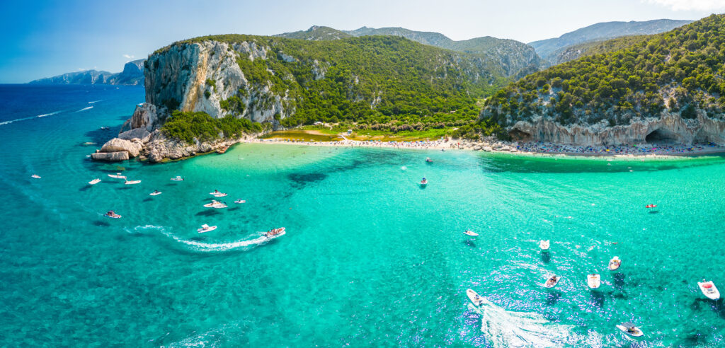 Vista aérea con dron de la vibrante playa de Cala Luna, en la isla de Cerdeña, Italia.