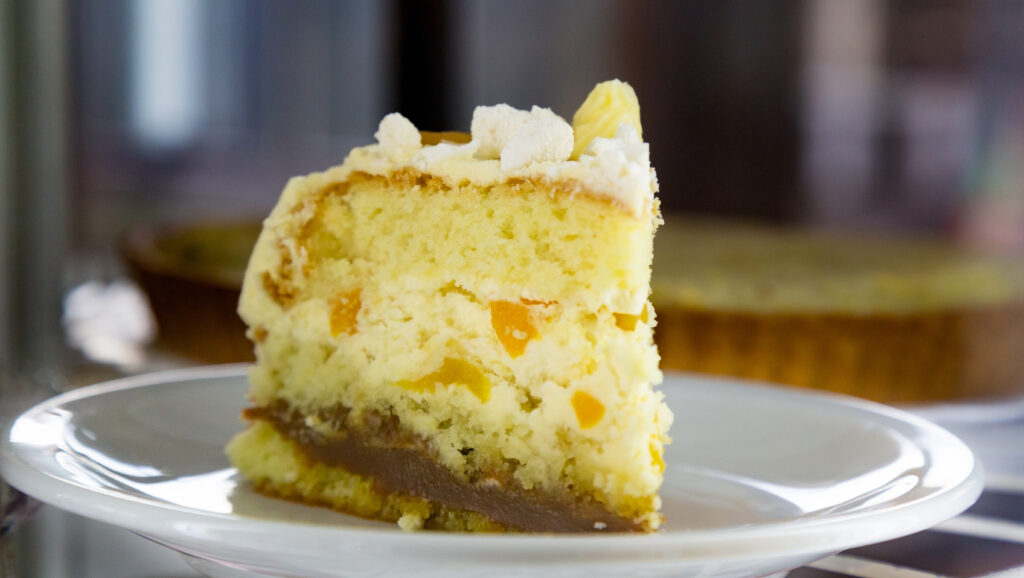 Porción de torta con merengue de dulce de leche y duraznos tipo chajá, postre típico de Argentina y Uruguay.