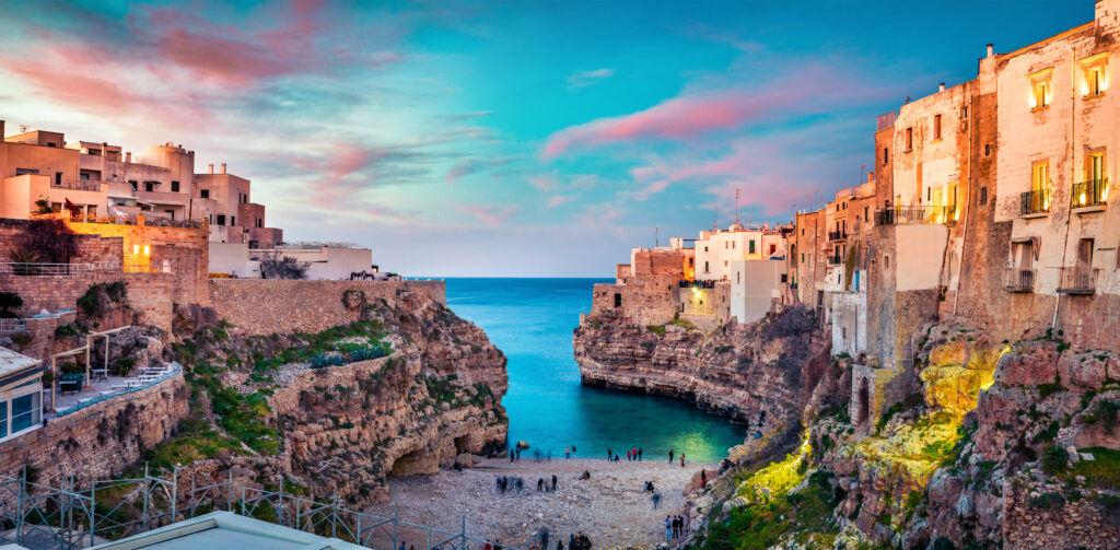 Espectacular paisaje urbano primaveral de la ciudad de Polignano a Mare, Puglia re