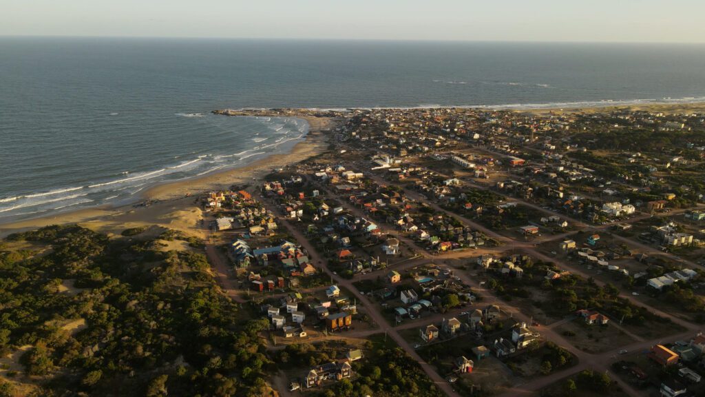 Vista aérea de la ciudad costera de Punta del Diablo, Uruguay