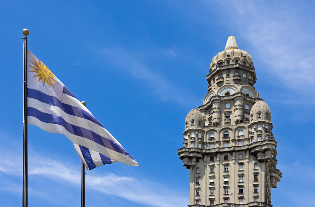 Que hacer en Uruguay: Plaza de la Independencia de Montevideo en el centro histórico de la ciudad, una famosa atracción turística.
