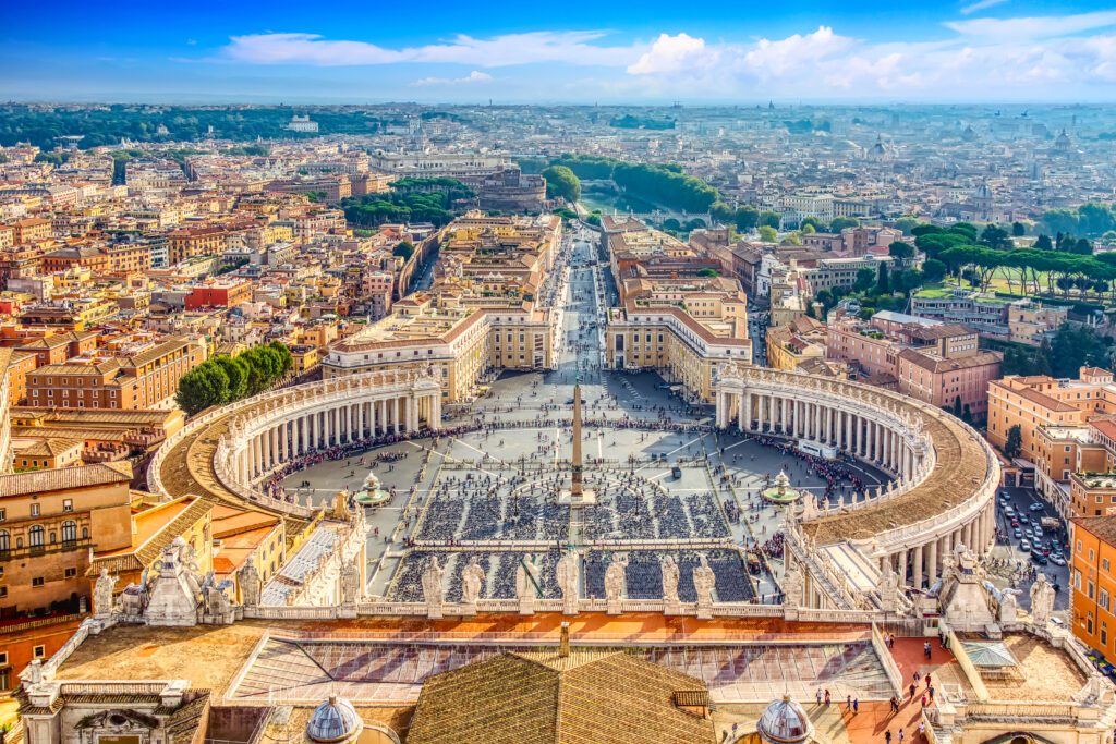 La famosa Plaza de San Pedro en el Vaticano y una vista aérea de la ciudad de Roma en un día soleado.
