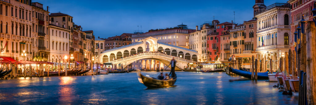 Paseo romántico en góndola cerca del puente de Rialto en Venecia, Italia.